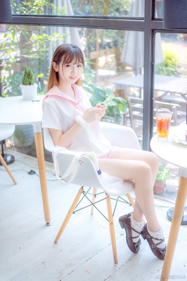 “血腥味儿~”虎卫统领抬头，冷冷的看向前方，沙哑的声音里，带着一股对鲜血的狂热，山道上空无一人，远处已经能够看到的军营也是冷清清一片，看不出有丝毫人烟。